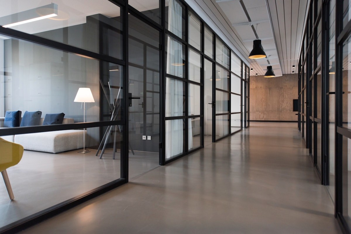 Bureau avec lampe d'architecte, espace de travail calme